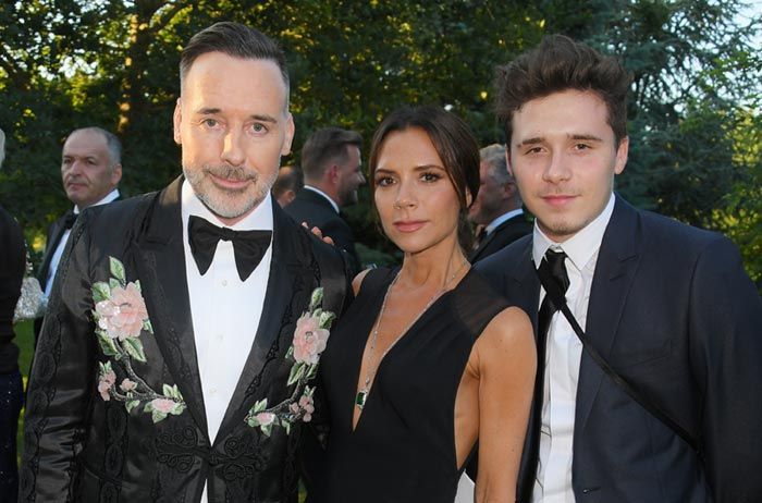 Victoria Beckham con su hijo Brooklyn y David Furnish