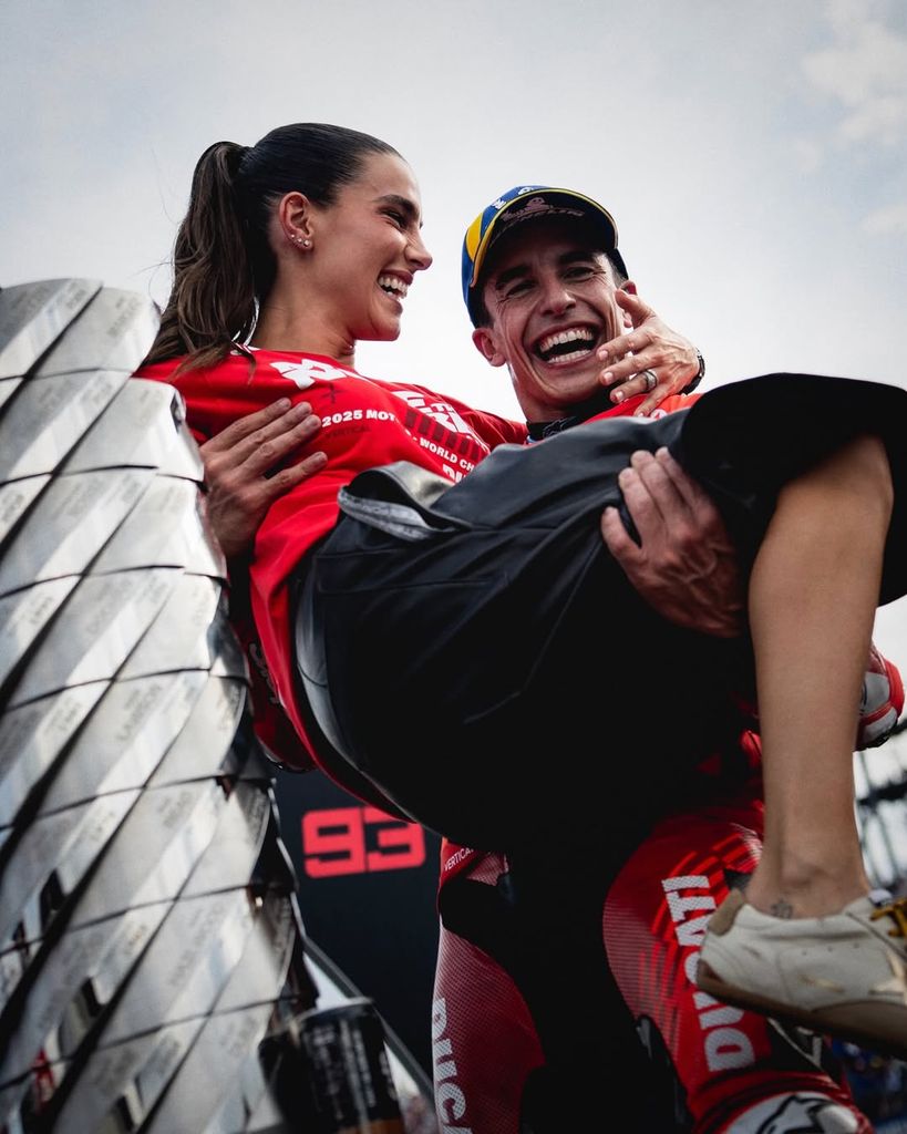 Gemma Pinto y Marc Márquez se besan en el podio del circuito de Twin Ring Motegi