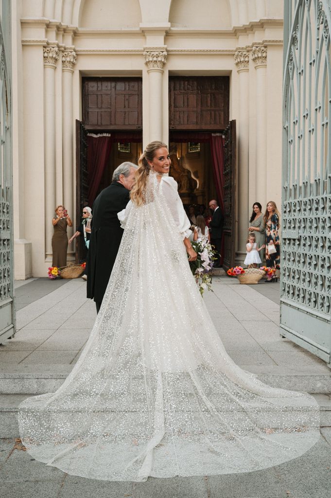 Novia con capa de lentejuelas