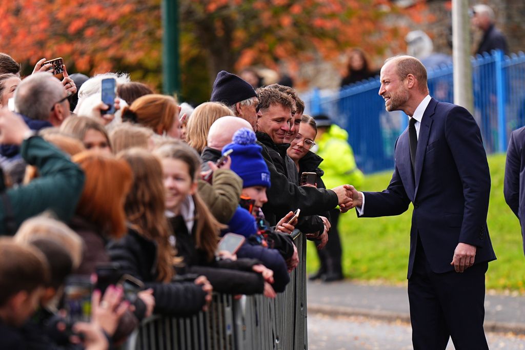 El príncipe Guillermo se acercó a saludar y conversar con los asistentes tras visitar el jardín conmemorativo de Aberfan