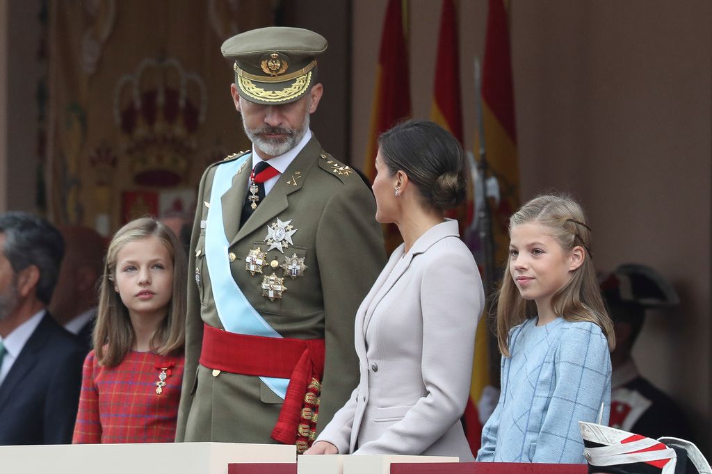Reyes Felipe y Letizia con la princesa Leonor y la infanta Sofía el 12 de octubre de 2018