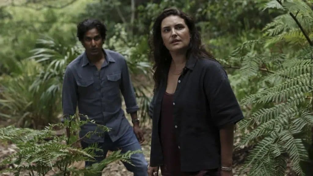 Jonie regresa a su pueblo 27 años después de la fatídica noche para investigar la desaparición de otra joven