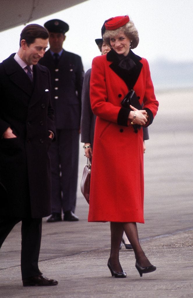 Diana, princesa de Gales, con un abrigo rojo en 1984 en el aeropuerto de Birmingham.