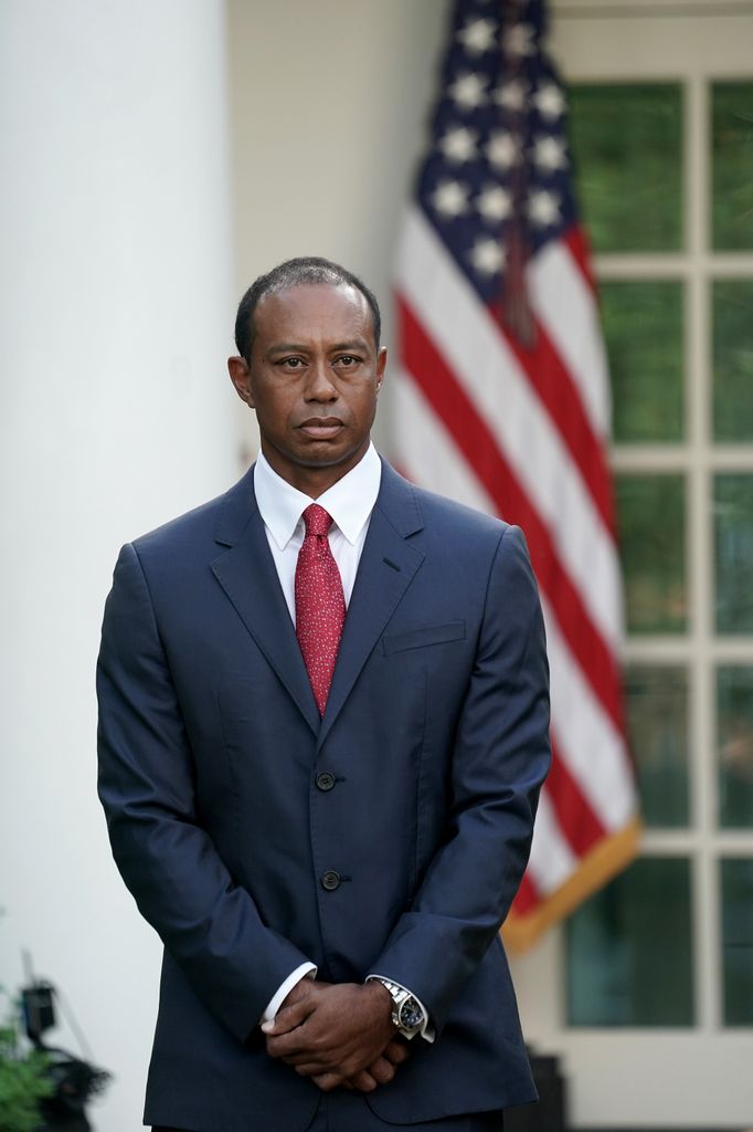 Tiger Woods recibe la Medalla de la Libertad en el Jardín de las Rosas de la Casa Blanca el 6 de mayo de 2019 en Washington, DC