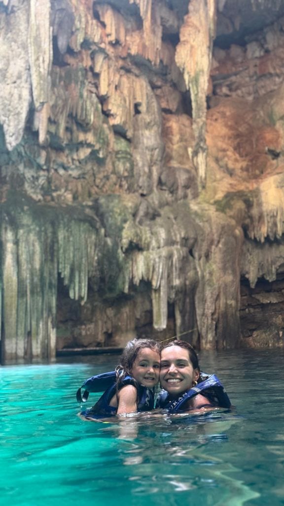 Tania Rincón y Amelia en el cenote de Tsukán.