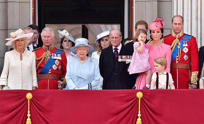 Isabel II con su familia