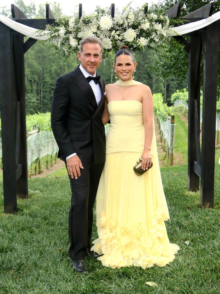 Carlos Ponce y Karina Banda en la boda de Savannah.