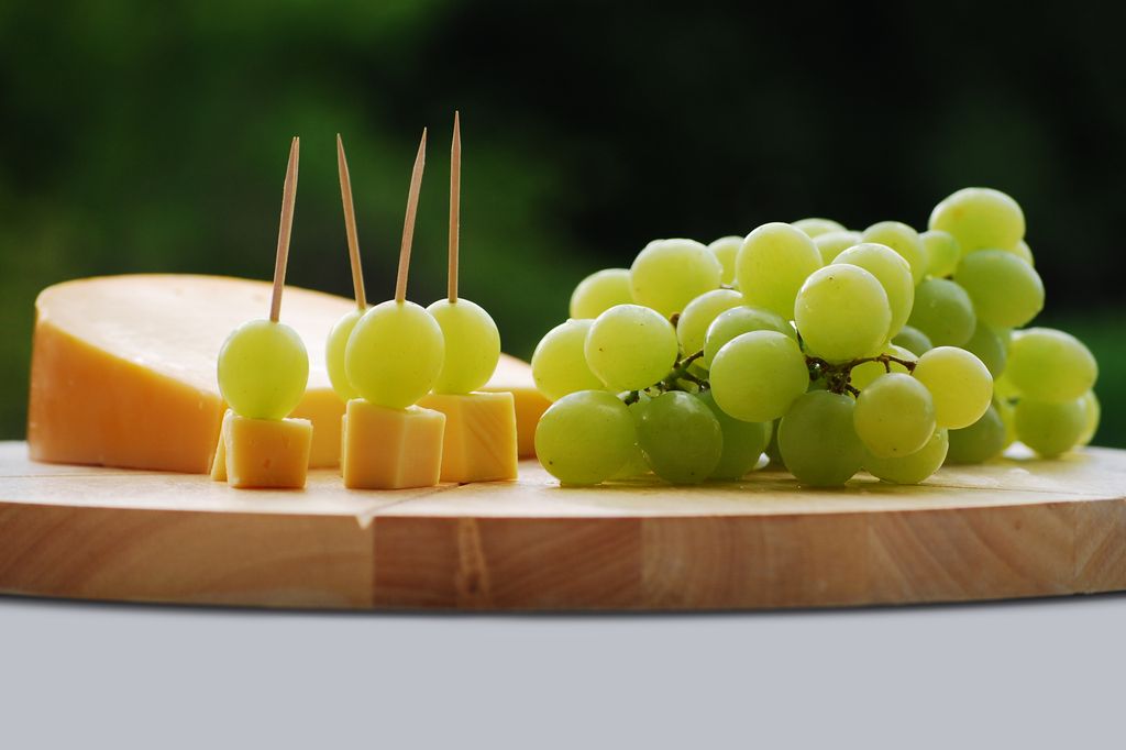 Simplemente con un poco de queso en una mini brocheta resultan una aperitivo delicioso.