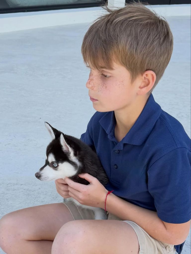 Theodore James, el pequeño de la casa, junto a Aspen