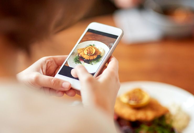 mujer-telefono-plato