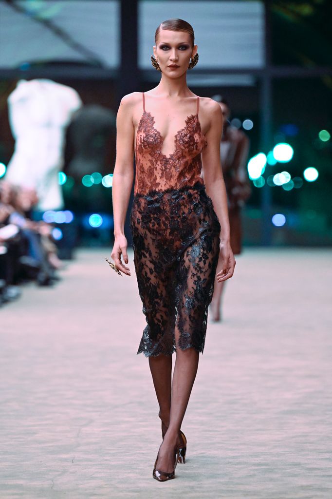 Bella Hadid en una imponente silueta de encaje en el desfile de Otoño-Invierno 2026. 