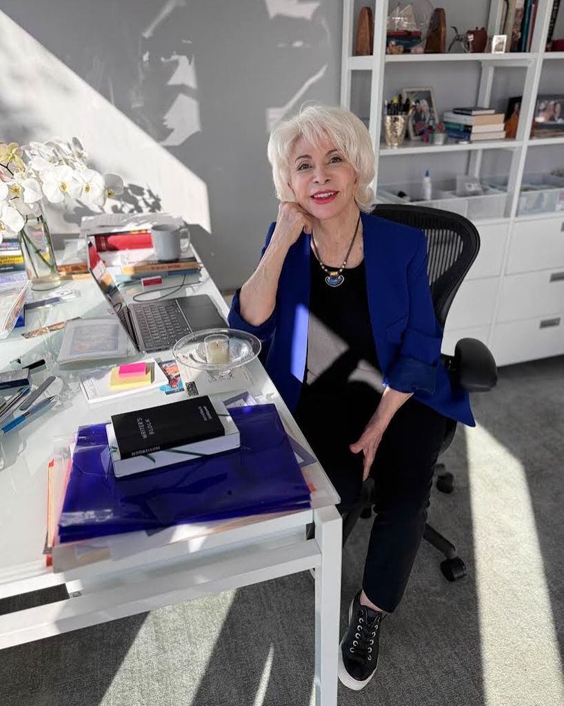 Isabel Allende en el escritorio de su hogar donde pasa horas escribiendo