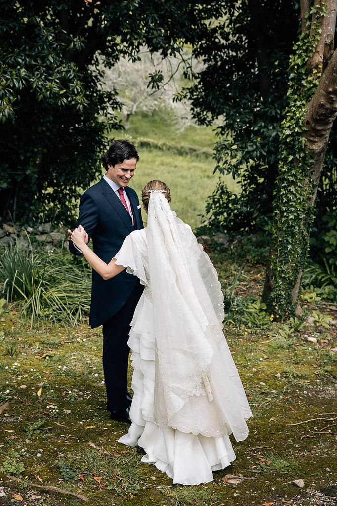 Natalia con vestido de novia de Manuel de Vivar en su boda con Nacho y velo con mantilla