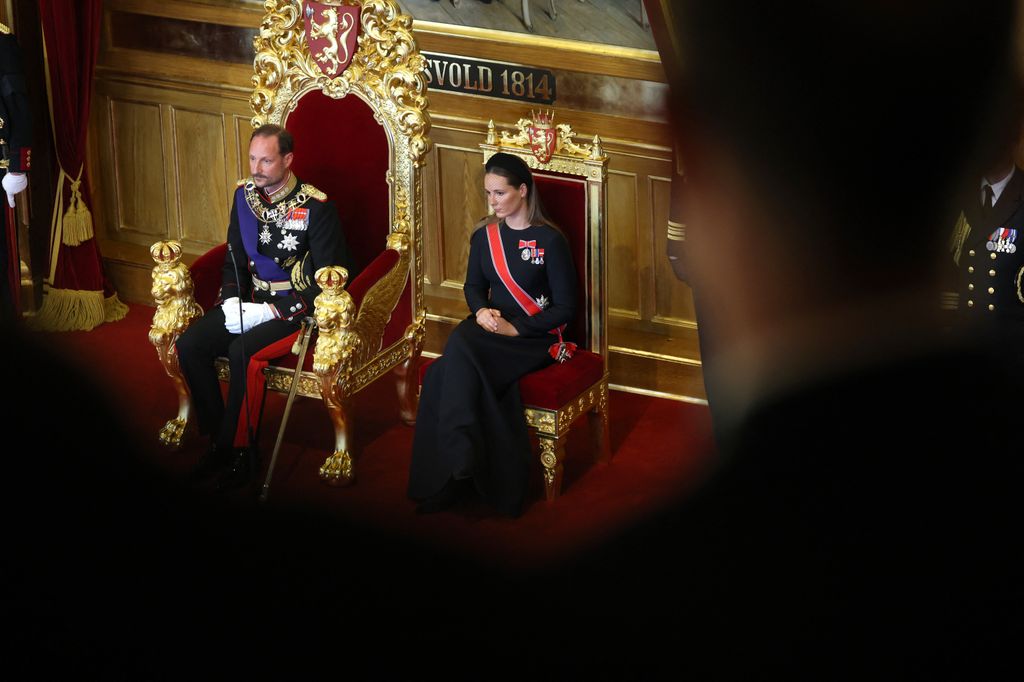 La princesa heredera Ingrid Alexandra de Noruega (d) se sienta junto a su padre, el rey Haakon VIII, durante la ceremonia de juramento del nuevo monarca ante la Constitución, celebrada en la Cámara Principal del Parlamento noruego, el Storting, en Oslo, el 1 de septiembre de 2026
