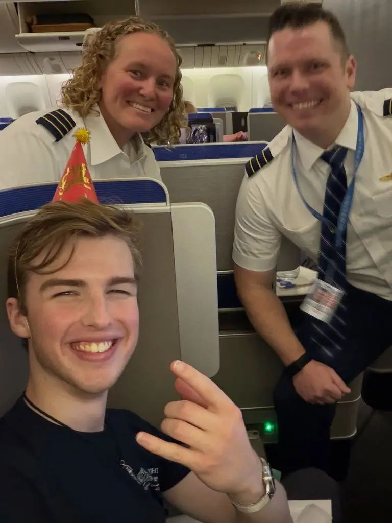 Iain Armitage celebrando su cumpleaños durante un vuelo