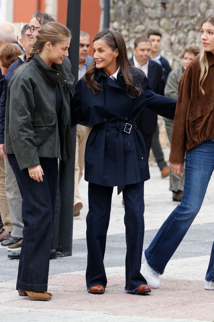 La reina Letizia, la princesa Leonor y la infanta Sofía en la Plaza de Santa Ana de Llanes