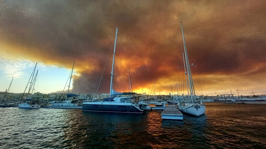 El incendio declarado en Los Gallardos se observa desde el puerto de Garrucha, mientras los equipos de emergencia continúan trabajando en una tragedia que, según la última actualización, ha dejado 11 fallecidos y varios heridos
