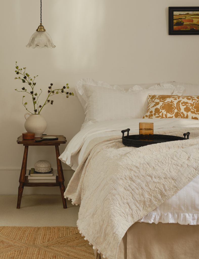 Dormitorio blanco con toques de beis y amarillo