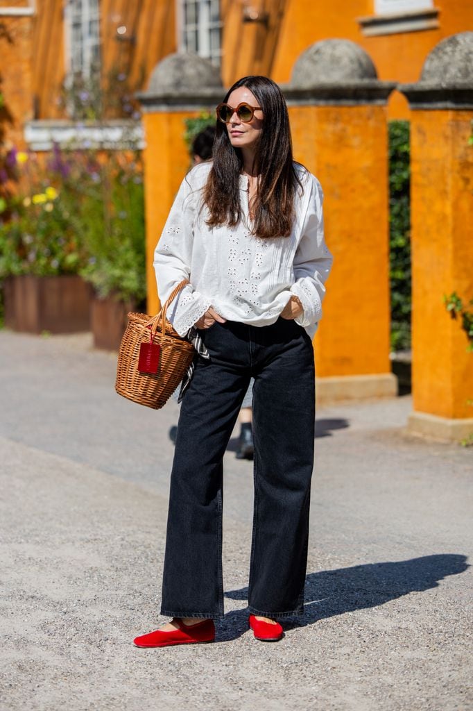 Blusa blanca con vaqueros