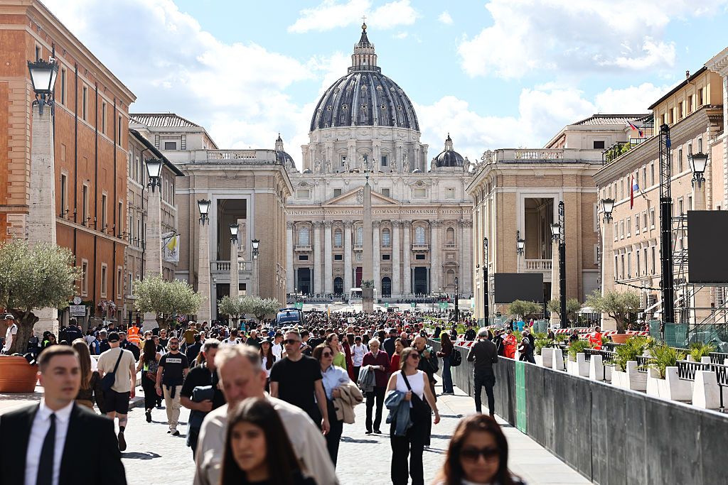 Miles de fieles se trasladan al Vaticano para despedirse del Papa en su capilla ardiente en la Basílica de San Pedro