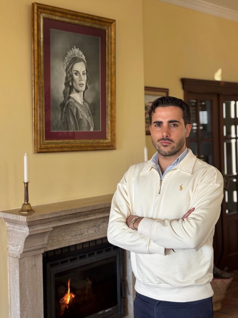 Alberto Rubio junto al retrato de Doña Letizia