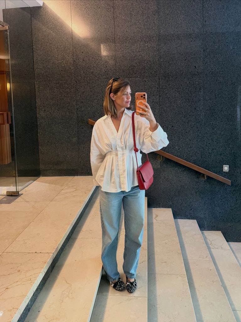Isabelle Junot con look de diario de camisa blanca y vaqueros
