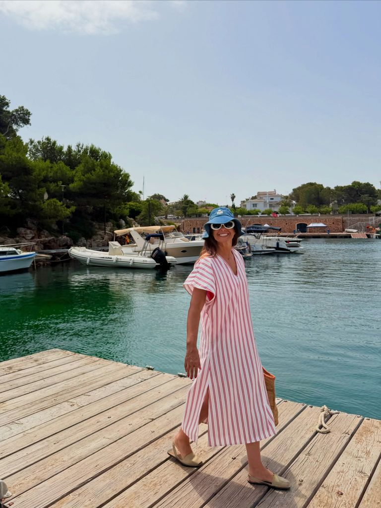 Nuria Roca estrena el bañador de rayas verticales que estiliza la figura a mujeres mayores de 40