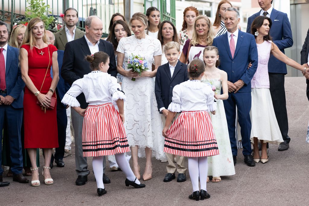 El príncipe Alberto y la princesa Charlene de Mónaco con sus hijos Jacques y Gabriella en el picnic anual monegasco de 2025