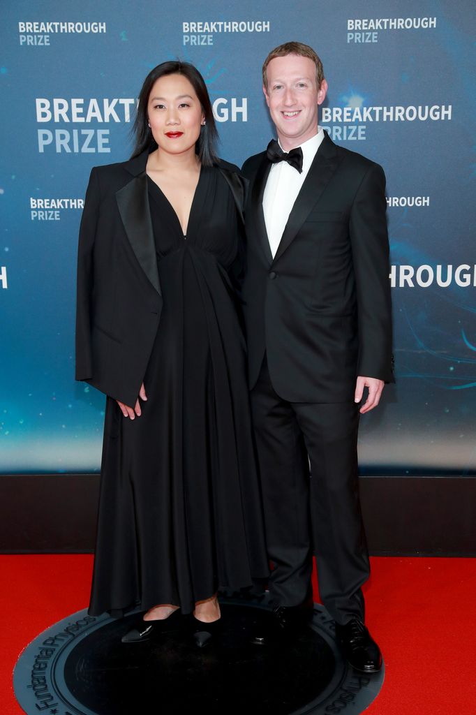 Priscilla Chan y Mark Zuckerberg asisten a la 8ª Ceremonia Anual del Premio Breakthrough en el Centro de Investigación Ames de la NASA, el 3 de noviembre de 2019, en Mountain View, California.