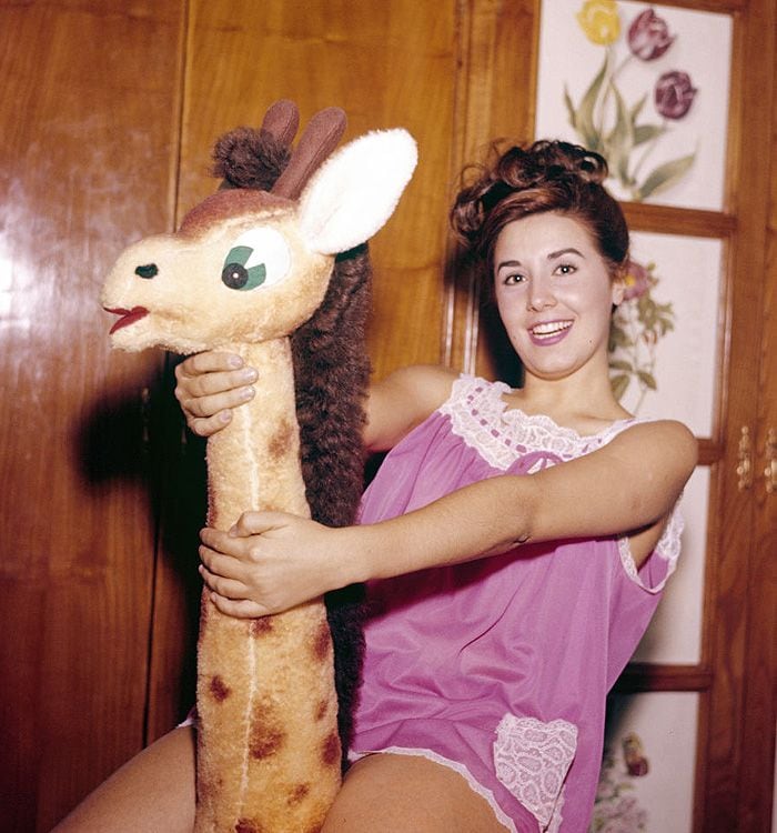 Concha Velasco con un peluche 