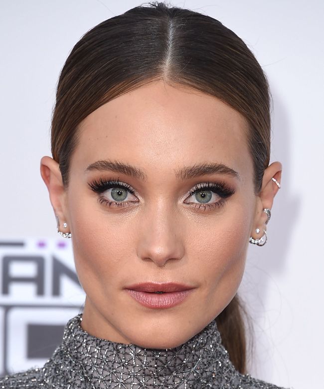La modelo Hannah Davis nos da el perfecto ejemplo de cómo lucir un maquillaje perfecto para tus noches más especiales pero sin arriesgar mucho. Si quieres presumir de tu versión más sofisticada, prueba a decantarte por los tonos rosados y tierra, que siempre son una apuesta segura.
