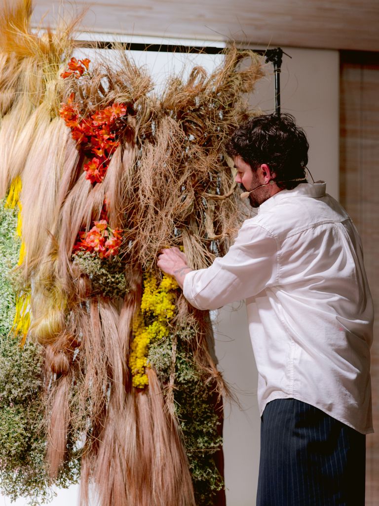 En sus arreglos le gusta incluir elementos naturales, a parte de flores, como frutas o ramas entre otras.