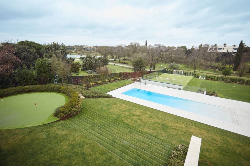 La piscina, el campo de golf y el campo de fútbol