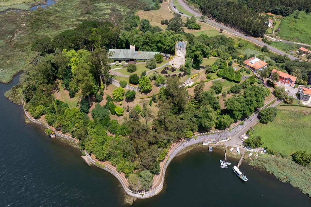 El castillo cuenta con más de 43.000 metros cuadrados de terreno, 24 habitaciones, 12 baños y una piscina cubierta. También dispone de varias viviendas independientes y un embarcadero privado