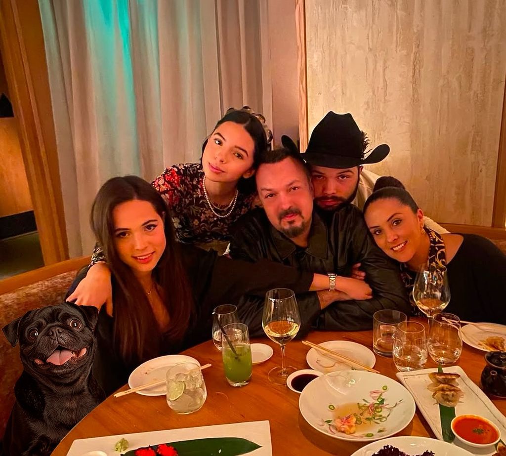 Pepe Aguilar con su esposa Aneliz y sus tres hijos: Aneliz, Leonardo, Ángela y su inseparable 'Gordo'. 