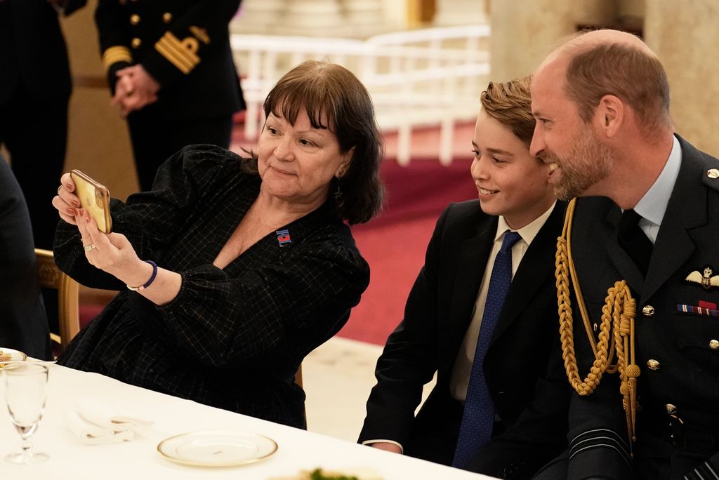El príncipe George saludando en la fiesta del té en homenaje a veteranos de guerra