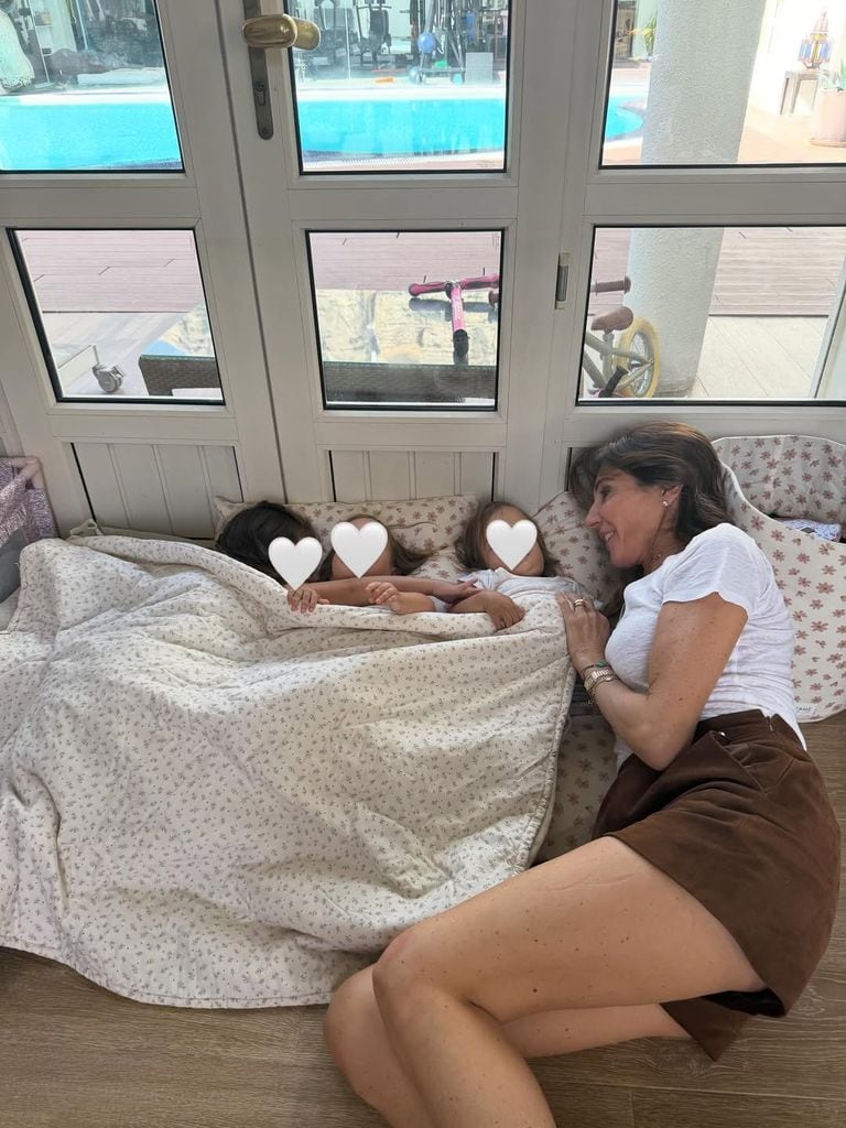 Veronique con sus nietas intentando dormirlas