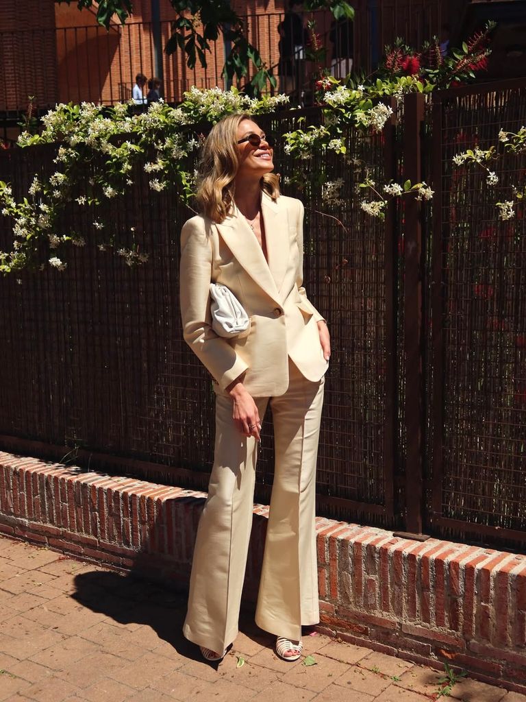Carla Pereyra, con traje blanco, en la comunión de su hija con Diego Simeone en Madrid.