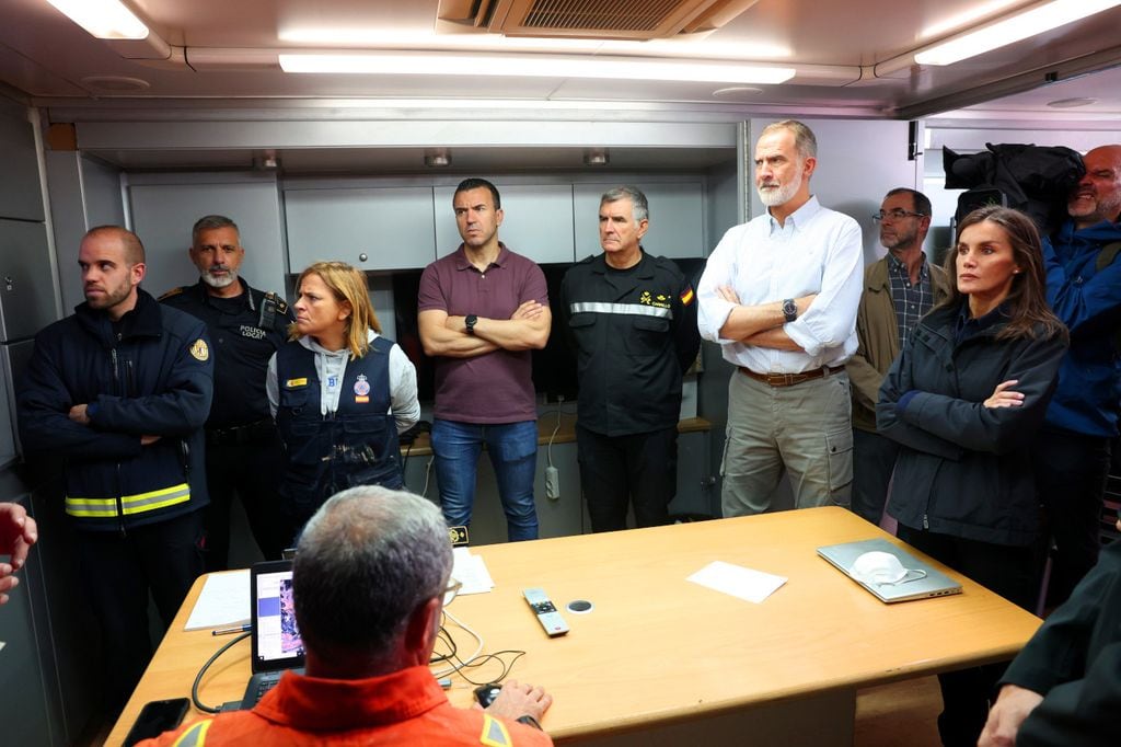 Rey Felipe y Reina Letizia reunidos con responsables civiles en su visita a Valencia