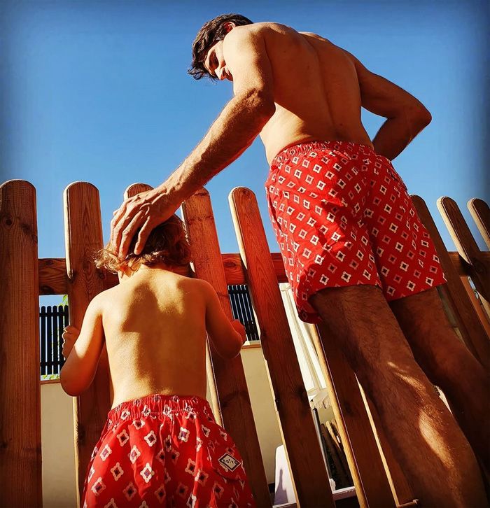 Cayetano Rivera y su hijo tomando el sol