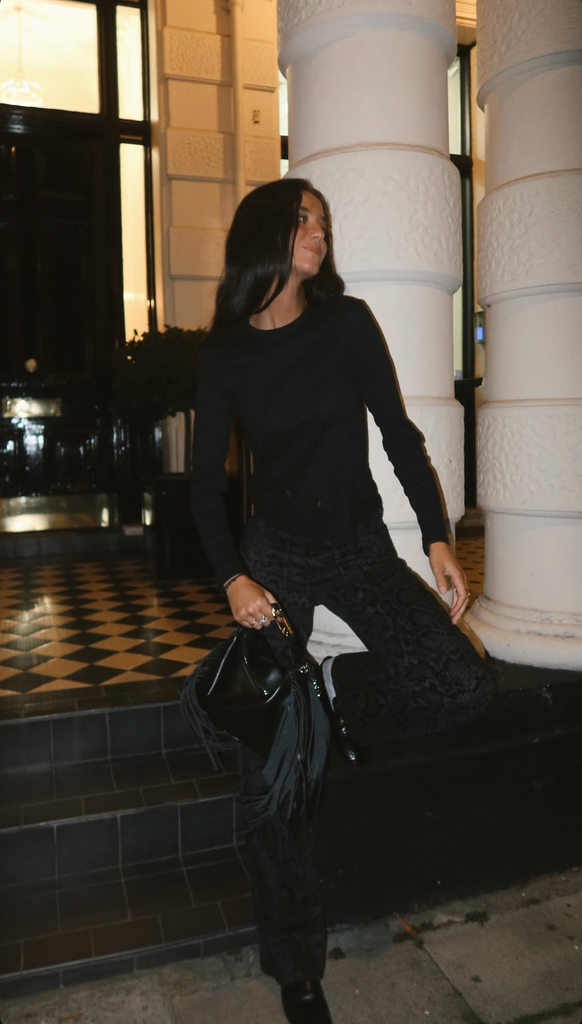 Victoria Federica en Londres con un look negro y un bolso de flecos de firma española, 2026.