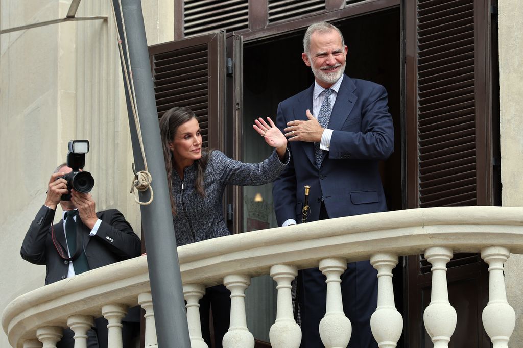 Los reyes Felipe y Letizia en el balcón del Ayuntamiento de Ceuta.
