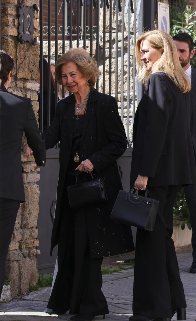 La reina Sofía y la infanta Cristina, en el funeral de Irene de Grecia en Madrid