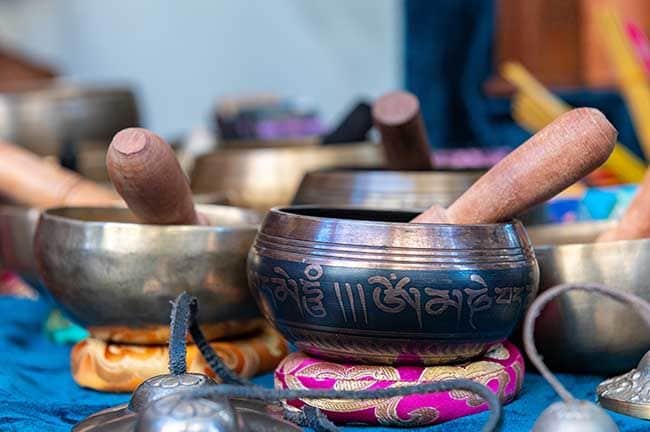 Los beneficios de realizar yoga con cuencos tibetanos 
