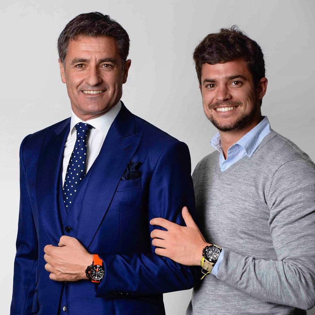 Michel posa orgulloso con su hijo pequeño