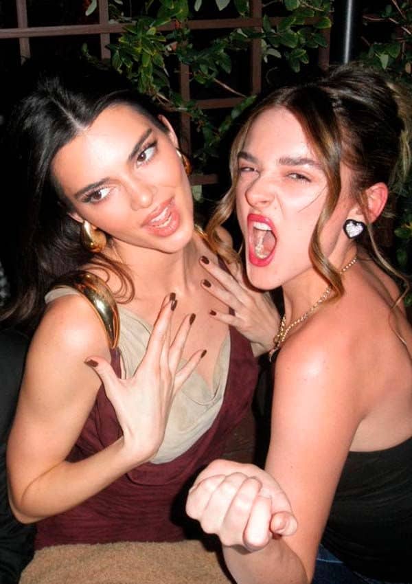 Kendall Jenner y Charlotte Lawrence