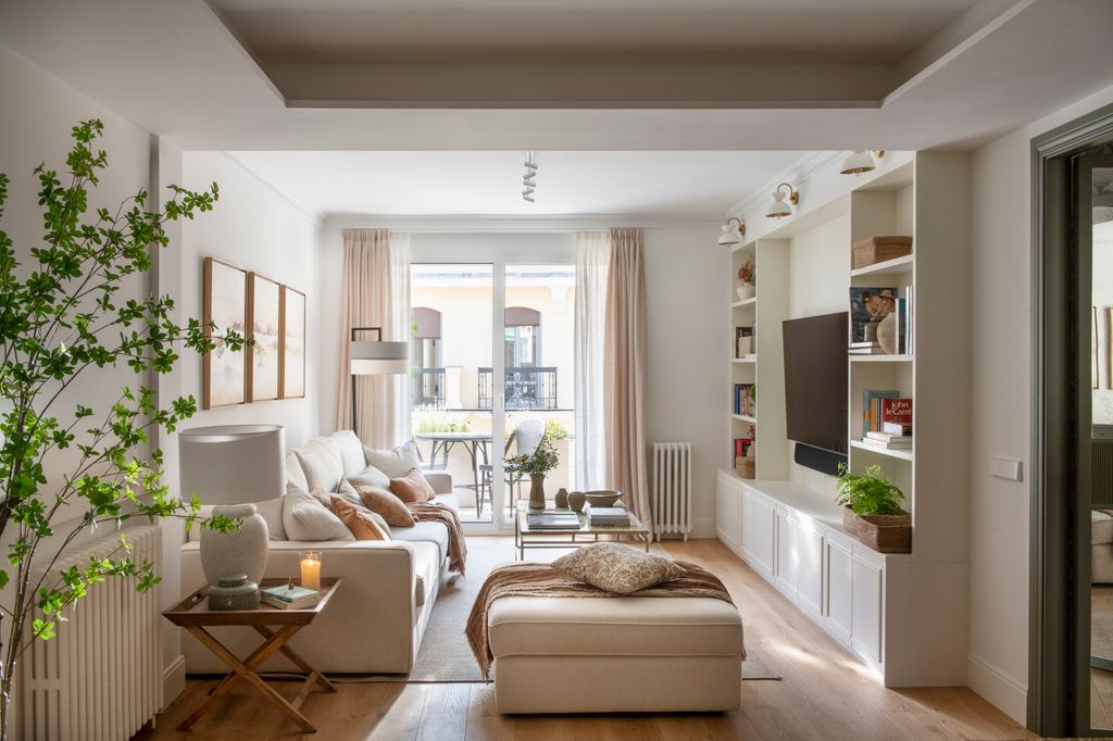 Salón con sofá frente a la tele