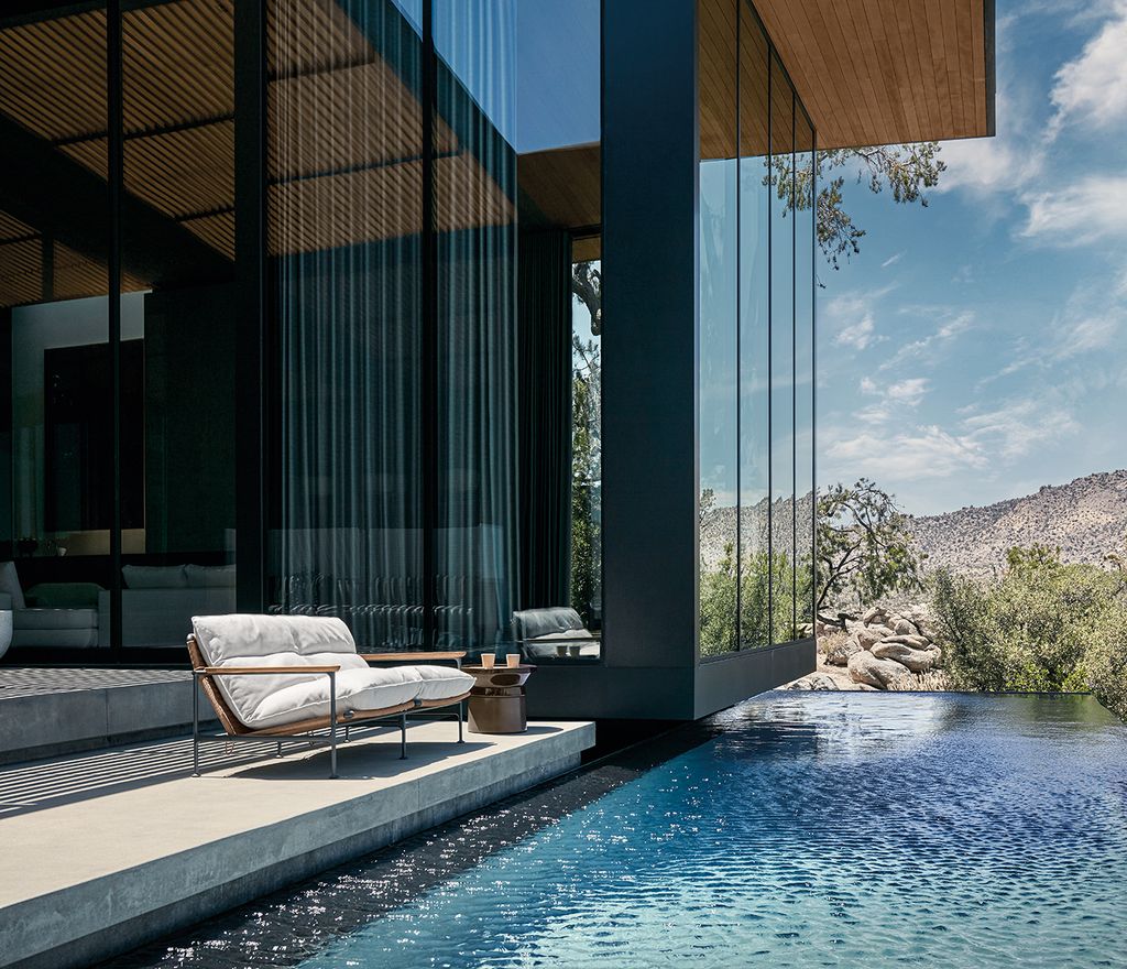 Sofá con vistas a piscina