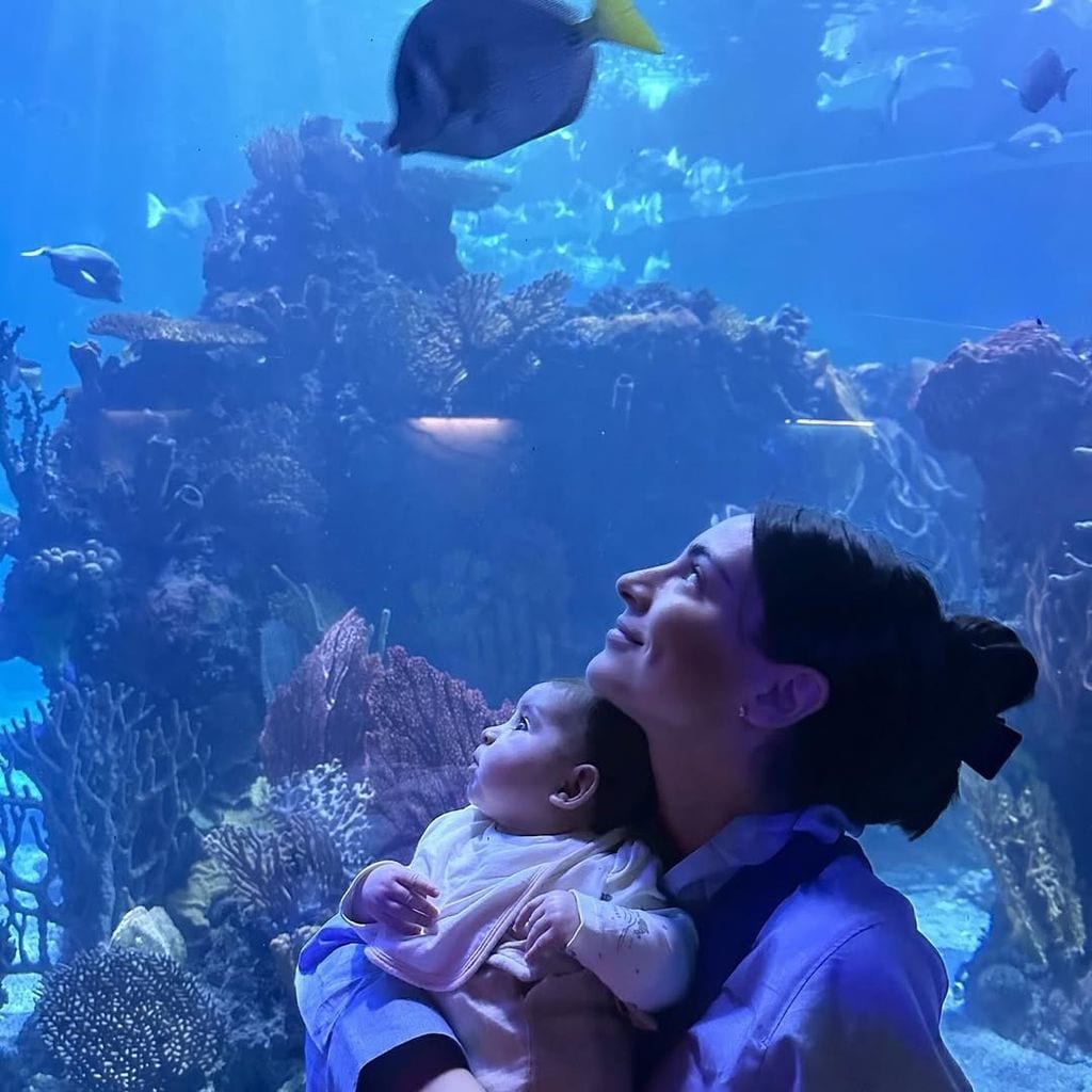 Ana Brenda Contreras y Aria en su visita al acuario.