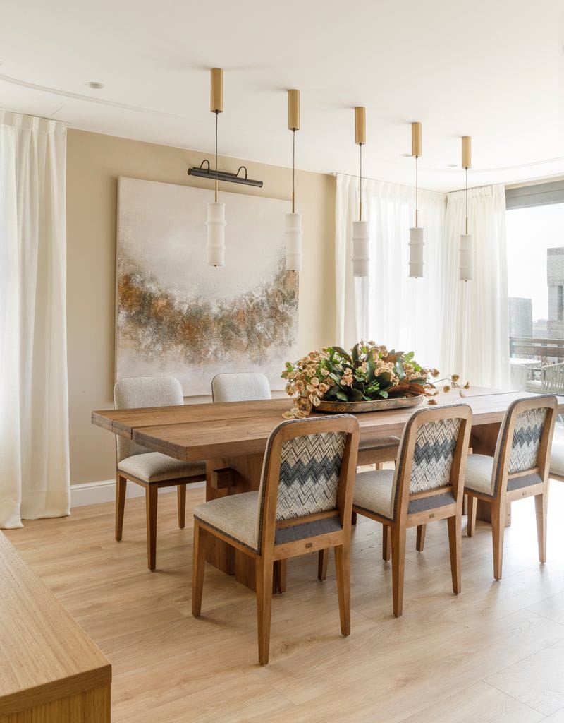 Pared del comedor decorada con una obra de arte